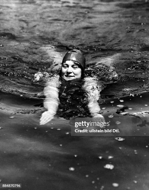 Portrait einer Frau beim Brustschwimmen Originalaufnahme im Archiv von ullstein bild