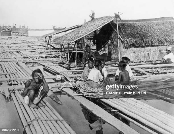 Kinder und Erwachsene auf einem Floss auf dem Irrawaddy in Indien - Aufnahme: Underwood & Underwood Originalaufnahme im Archiv von ullstein bild