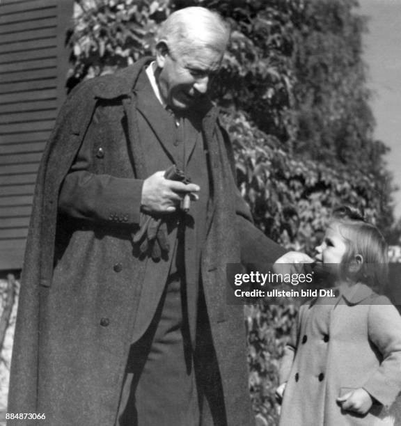 Svend Fleuron, Schirftsteller, bei seinem Haus im Lyngby Moor, Dänemark, mit Enkelin