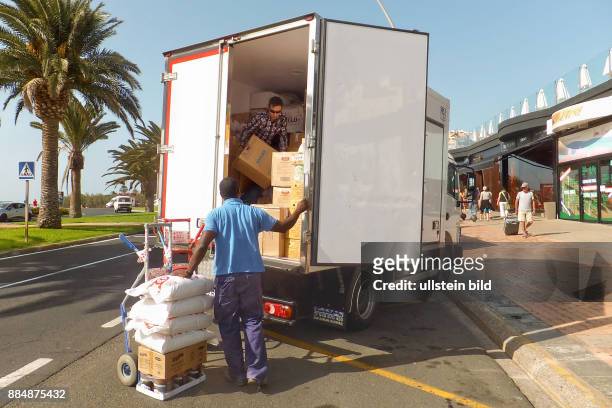 Lieferung von Nachschub auf der Insel LKW Fahrer Bedienstete in Jandia auf Fuerteventura - Süd