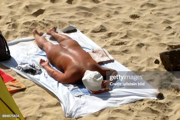 Sonnen-Nackt baden, gesehen am Strand von Jandia im Sueden von Fuerteventura .