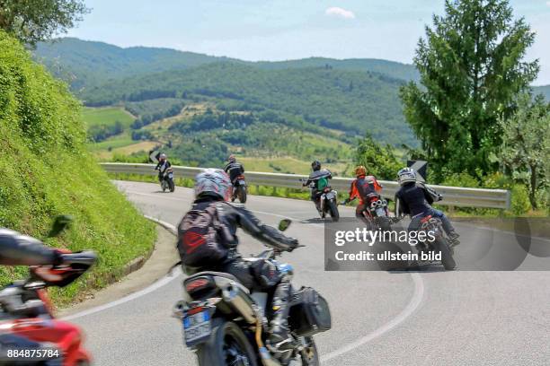 Motorradfahrer unterwegs in den Kurvenreichen Strassen der Toskana - hier im Chianti Gebiet bei Greve