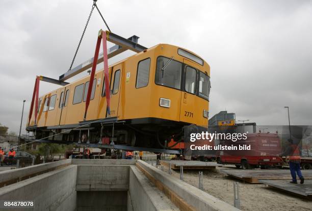 Berlin - Mitte: geplante U-Bahn Linie U55 , nach Probe- und Messfahrten wird ein U-Bahn-Wagen mit Hilfes eines Schwerlanstkrans wieder aus dem...
