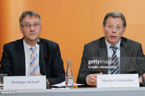 Berlin, Pressekonferenz am 30. November 2015: DAK-Studie Internetsucht im Kinderzimmer, Foto: Rüdiger Scharf, Prof. Dr. H.c. Herbert Rebscher,...