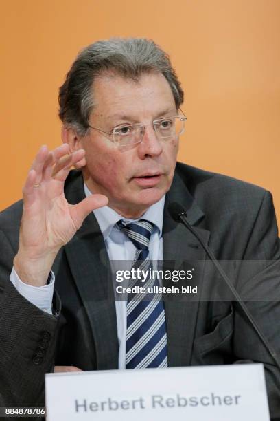 Berlin, Pressekonferenz am 30. November 2015: DAK-Studie Internetsucht im Kinderzimmer, Foto: Prof. Dr. H.c. Herbert Rebscher, Vorsitzender des...