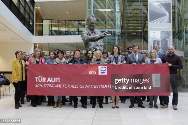 Berlin, Willy_Brandt_Haus, Fototermin: SPD setzt Zeichen gegen Gewalt an Frauen, Tür auf Schutzräume für alle gewaltbetroffenen Frauen, mit...