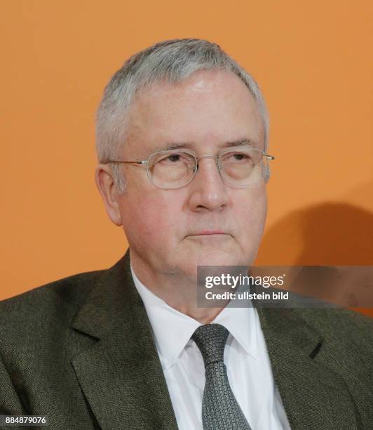 Berlin, Pressekonferenz am 30. November 2015: DAK-Studie Internetsucht im Kinderzimmer, Foto. Prof. Manfred Güllner, Geschäftsführer Forsa-Institut...