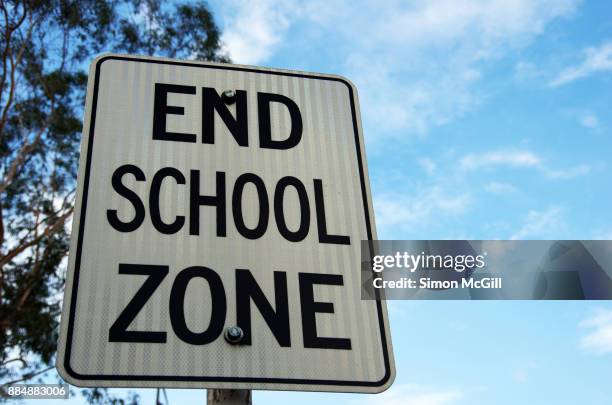 end school zone sign - placa de travessia de crianças - fotografias e filmes do acervo