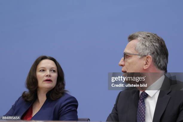 Berlin, Bundespressekonferenz, Thema: Integrationsgesetz, Foto: Bundesministerin für Arbeit und Soziales Andrea Nahles, Bundesminister des Innern Dr....