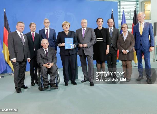 Berlin, Bundeskanzleramt, Übergabe des Jahresgutachtens 2016/2017 zur Begutachtung der gesamt­wirtschaftlichen Entwicklung durch den...