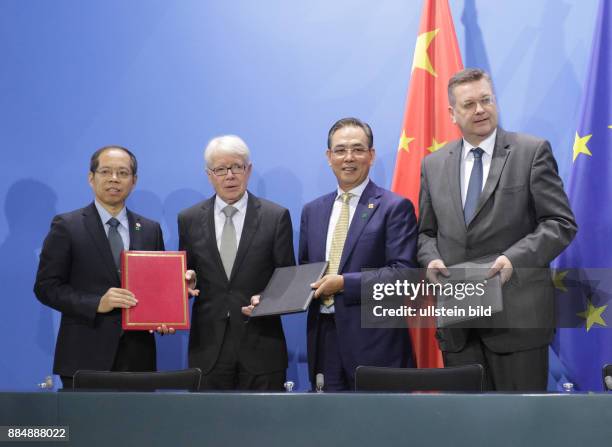 Cai Zhenhua, chinesischer Tischtennisspieler, -trainer und -funktionär, BVB-Präsident Dr. Reinhard Rauball, stellvertretende Bildungsminister Hao...