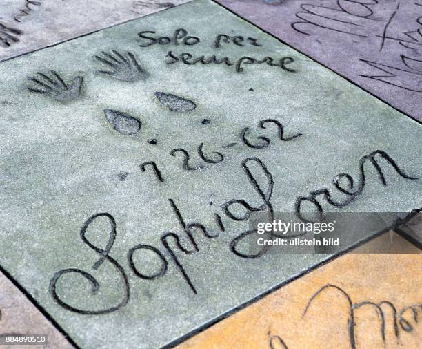 In den Gehsteigen des Hollywood Boulevards vor Mann's Chinese Theatre haben im sogenannten 'Walk of Fame' beruehmte Filmstars ihre Signien sowie...