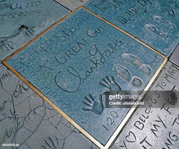 In den Gehsteigen des Hollywood Boulevards vor Mann's Chinese Theatre haben im sogenannten 'Walk of Fame' beruehmte Filmstars ihre Signien sowie...