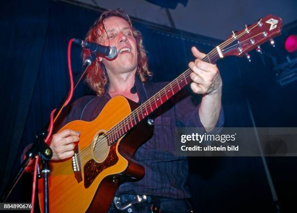 Caesar Peter Glaeser, legendaerer DDR-Musiker, Gitarrist und Saenger in concert in Leipzig