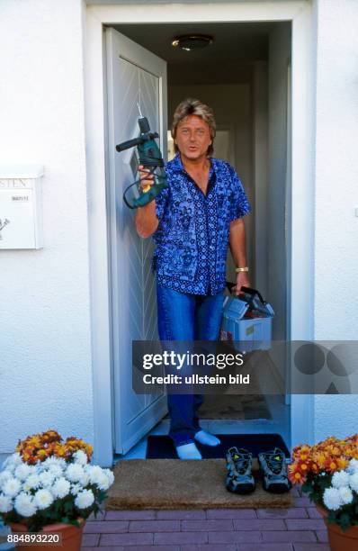 Hans-Juergen Beyer, Rockmusiker, Saenger, klassische Musik, Schlagersaenger und Entertainer, legt selbst Hand an bei der Einrichtung seines Hauses