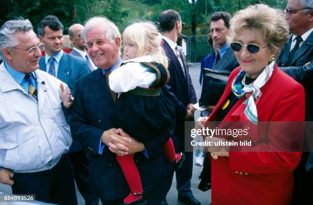 Sachsens Ministerpraesident Kurt Biedenkopf mit First Lady Ingrid Biedenkopf und Enkelin Laura auf der Bergparade zum Tag der Sachsen in...