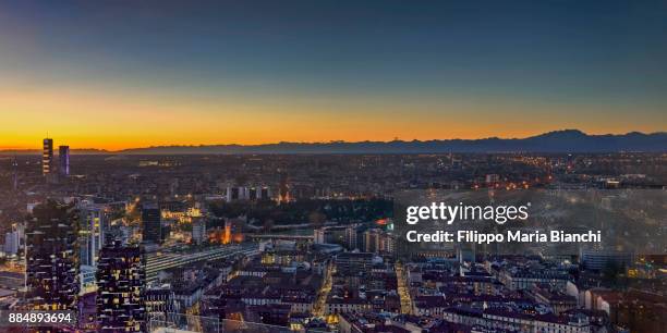 yellow sunset in milan - skyline milano foto e immagini stock