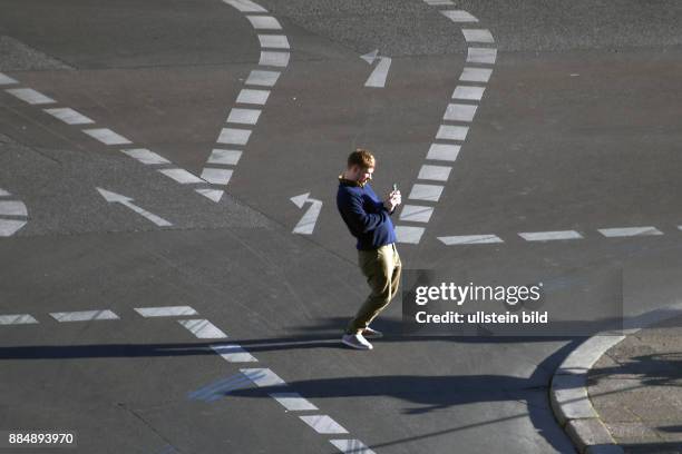 Laeuferspitze zum 42. Berlin-Marathon, hier am Kilometer 13 in der Heinrich-Heine-Strasse Ecke Koepenicker Strasse erwartet. Noch schnell ein...