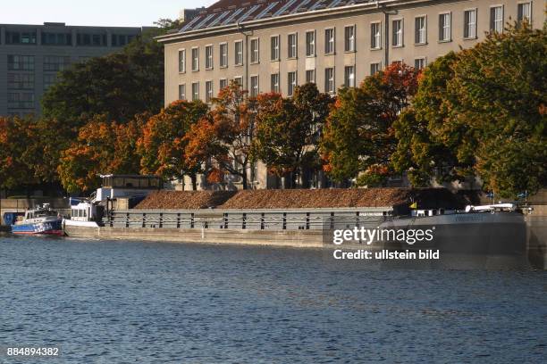 Diese Frachtschiff konnte mit seiner Rindenmulch-Fracht nicht unter der Jannowitzbruecke durch. Es blieb bei Durchfahrtversuch stecken und musste...