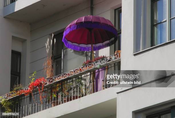 Balkon mit Sonnenschirm in Kreuzberg.