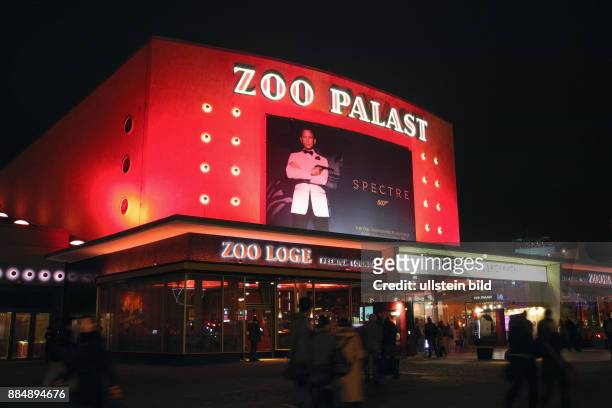 Die dunkle Jahreszeit laedt zum Kinobesuch, wie hier der Zoo Palast im warmen Rotton.