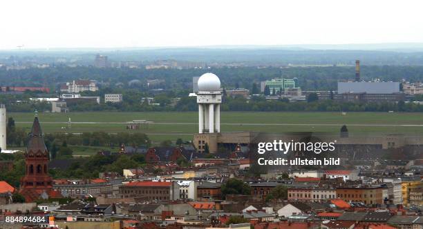 Ruhe ueber dem Flugfeld des ehemaligen Tempelhofer Flughafens.