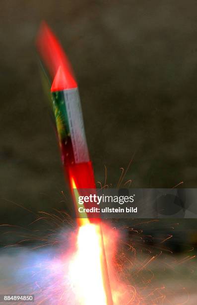 Raketenstart aus der Flasche bei Vorfuehrung der Feuerwehr. Archivfoto.