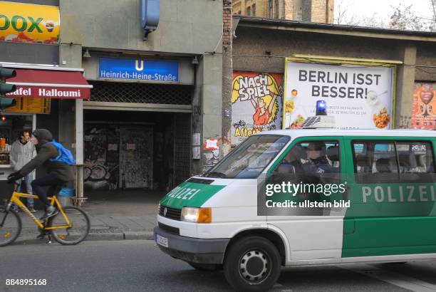 Hier ist der Zugang zum U8-Bahnhof Heinrich-Heine-Strasse und gleichzeitig Treff fuer die Besucher des angesagten KitKat-Club in der Berliner...