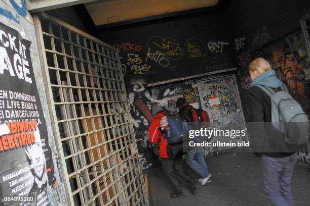 Hier ist der Zugang zum U8-Bahnhof Heinrich-Heine-Strasse und gleichzeitig Treff fuer die Besucher des angesagten KitKat-Club in der Berliner...