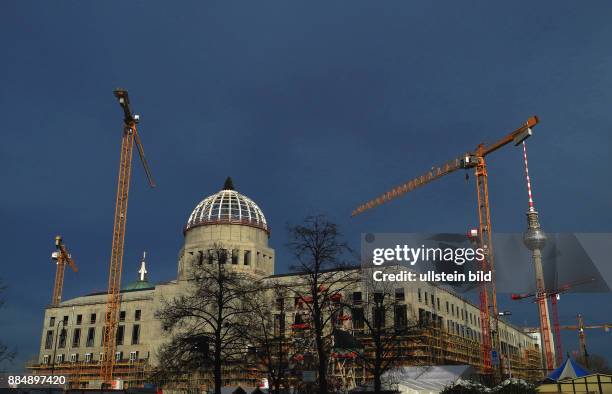 Dramatischer Winterhimmel mit Schlossplatz-Kulisse. Wiederaufbau Berliner Stadtschloss