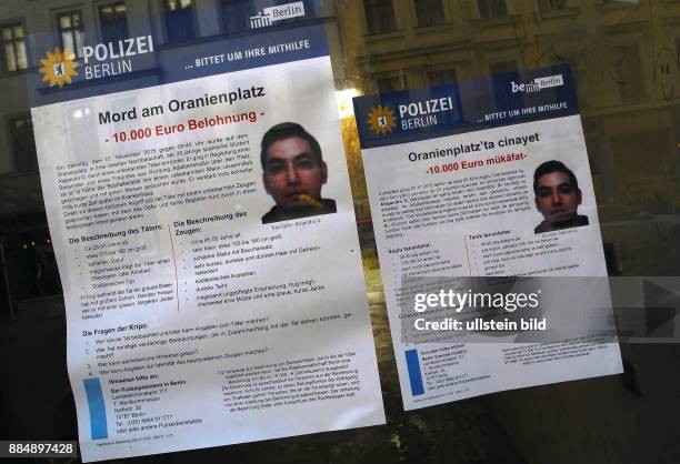 Rund um den Oranienplatz sind Plakate der Polizei Berlin in Deutsch und Tuerkisch als Aufruf zur Mithilfe geklebt.