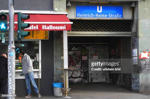 Hier ist der Zugang zum U8-Bahnhof Heinrich-Heine-Strasse und gleichzeitig Treff fuer die Besucher des angesagten KitKat-Club in der Berliner...