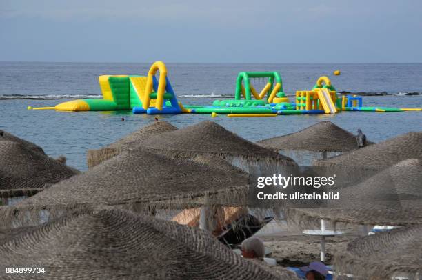 Km lange Uferpromenade, hier bei Costa Adeje Wassersport-Angebot fuer Touristen.