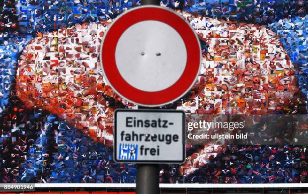 Im September 2013 schmueckt ein riesiges CDU-Wahlplakat die Fassade eines Hotel-Neubaus am Washington-Platz vor dem Hauptbahnhof Berlin. Archivfoto )