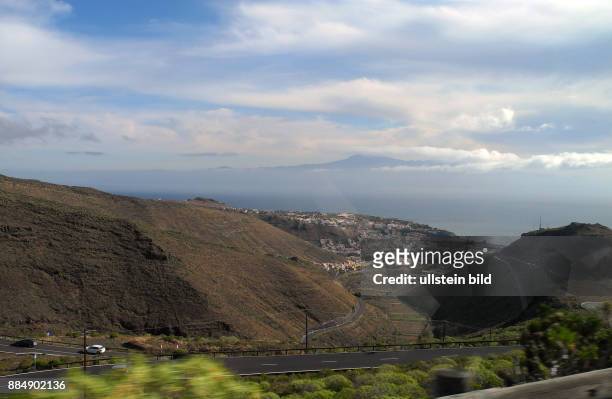 Nach Ankunft im Faehrhafen La Gomera, San Sebastian, Fahrt ueber kurvenreiche Bergstrassen, Blick von oben auf San Sebastian. Im Hintergrund...