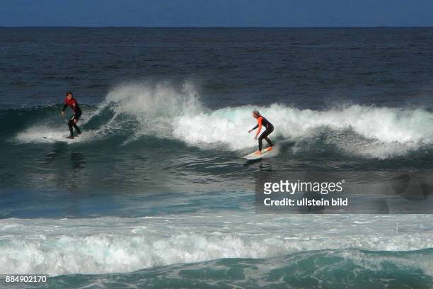 Costa Adeje, Wassersport-Angebot fuer Touristen am Playa de las Americas. Wellenreiten mit Anleitung.