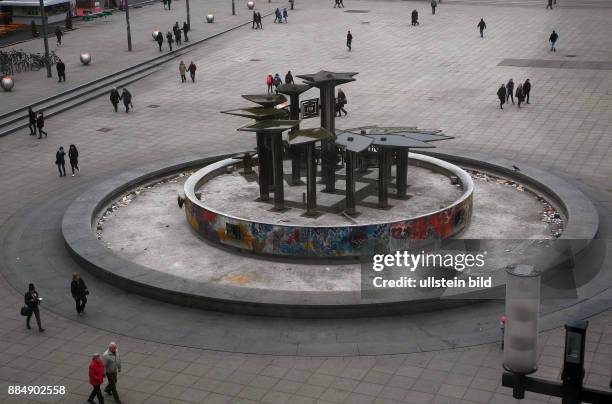 Der Brunnen der Freundschaft vor dem Galeria Kaufhof am Alex, ein grosser Abfalleimer der Passanten.