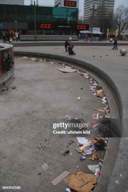 Der Brunnen der Freundschaft vor dem Galeria Kaufhof am Alex, ein grosser Abfalleimer der Passanten.