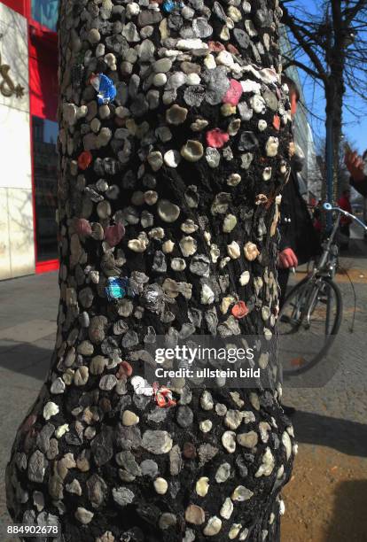 Die Wartenden bei Madame Tussaud Berlin, Unter den Linden lassen ihren Kaugummi an einem Lindenbaum davor zurueck. Der zweite Baum ist in Arbeit. Wir...