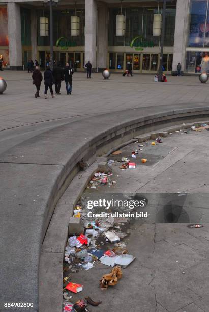 Der Brunnen der Freundschaft vor dem Galeria Kaufhof am Alex, ein grosser Abfalleimer der Passanten.