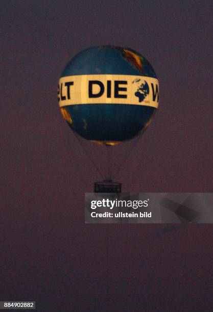 Neu am Abendhimmel der HiFlyer von innen beleuchtet aufgefahren. Fuer das Licht sorgt eine LED-Leuchte im Innern des duennen Ballons.