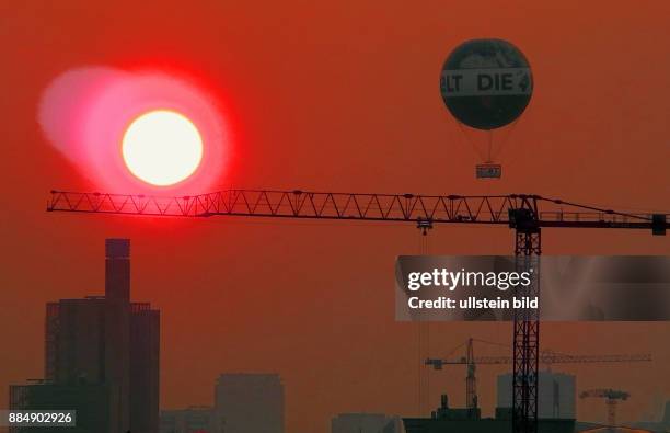 Berliner Abendhimmel mit HiFlyer und untergehender Abendsonne