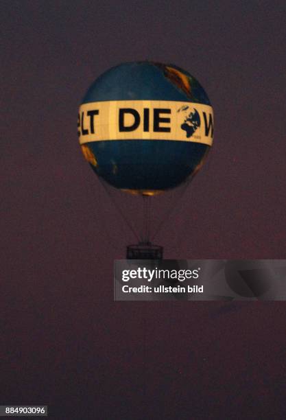 Neu am Abendhimmel der HiFlyer beleuchtet aufgefahren.