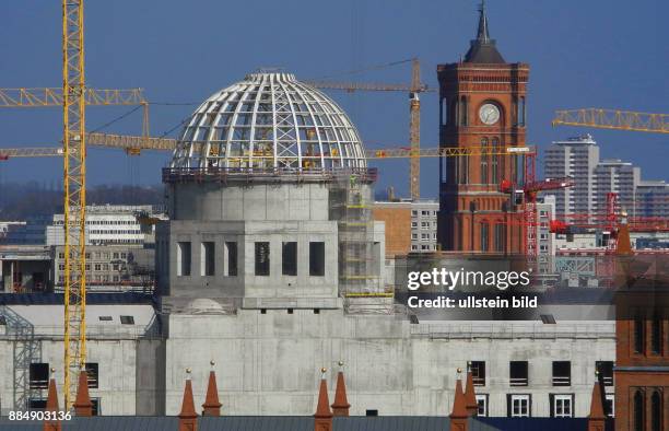 Blick vom Franzoesischen Dom auf Berliner Stadtschloss und Rotes Rathaus