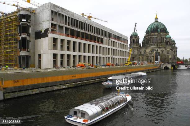 Die Ostseite des neuen Berliner Stadtschlosses hat bereits seine Sandstein Fassadenelemente mit Schriftzug Humboldt-Forum bekommen. Der temporaere...