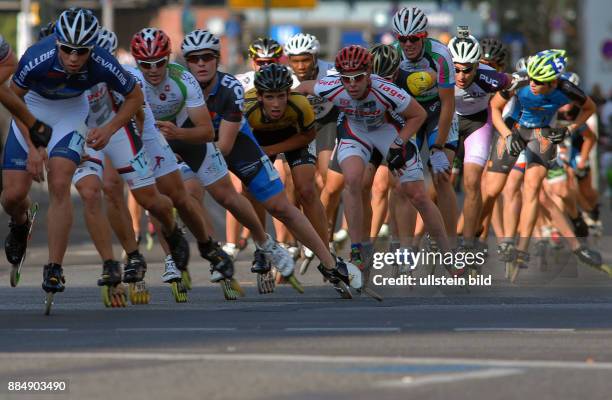 Morgen, am sausen wieder die Skater des 43. Berlin-Marathon, durch die Berliner City. Archivfoto, Die Spitzengruppe hier am km 14 in der...