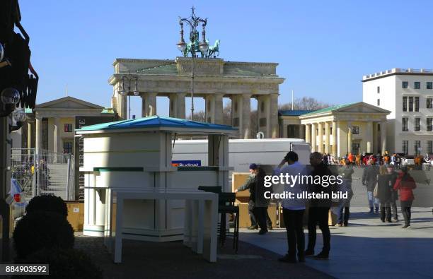 Vor dem Adlon am Pariser Platz wird gerade ein neuer mobiler Pavillon samt Strassenmobilar aufgestellt, die Fruehlings-Gastronomie kann kommen.