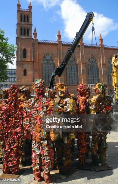 Reise der Trash People, eine globale Skulptur von HA Schult war am letzten Wochenende in Berlin zu Fuessen der Friedrichswerderschen Kirche als...