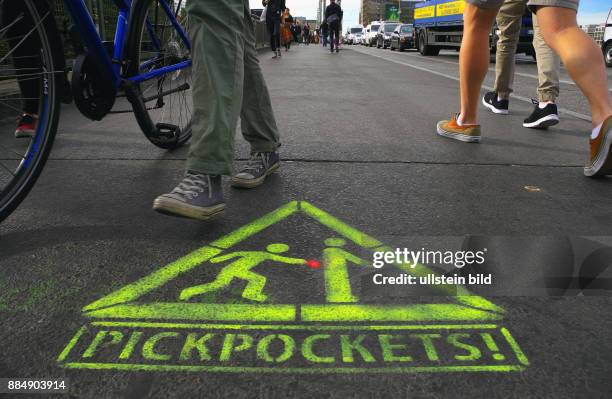 Die ersten von rund hundert Warn-Pktogramme sind kuerzlich auf dem Gehweg Warschauer Bruecke nahe dem beliebten Szeneviertel auf- gesprayt worden.