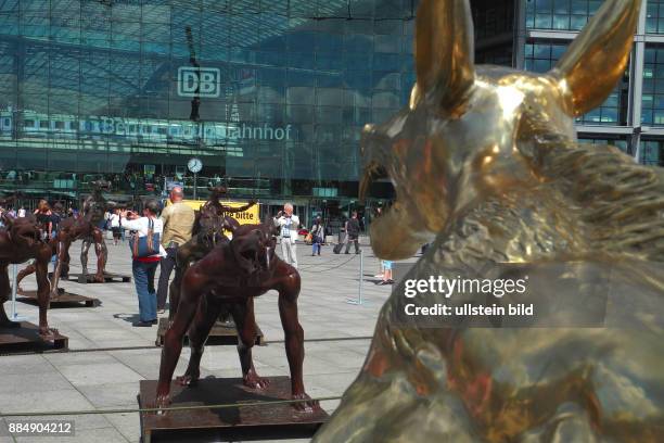 Kunst gegen Hass und Gewalt temporaer auf dem Washingtonplatz am Hauptbahnhof Berlin. Der Kuenstler Rainer Opalka will mit seinen Skulpturen zum...